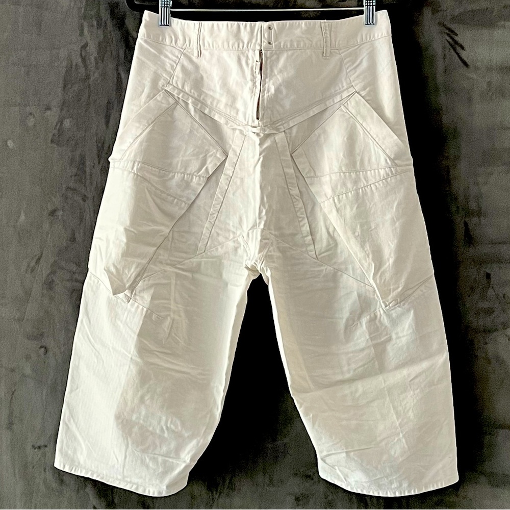 Girbaud designer white cotton shorts. Fabulous details!